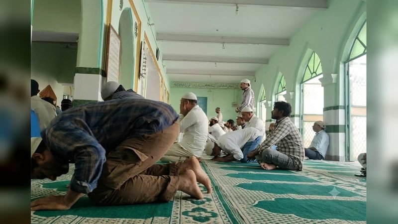 দিল্লীৰ ৰেচ ক’ৰ্ছ মছজিদ ভাঙি পেলোৱাত চাৰি সপ্তাহৰ বিৰতি, কেন্দ্ৰৰ আশ্বাস