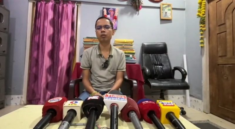 ‘অখিল গগৈয়ে গছত উঠাই গুৰি কাটিছে’—জুবিনৰ ন্যায়ৰ যুঁজত অখিলৰ বিৰুদ্ধে ক্ষোভ উজাৰিলে ৰাতুল বৰাই