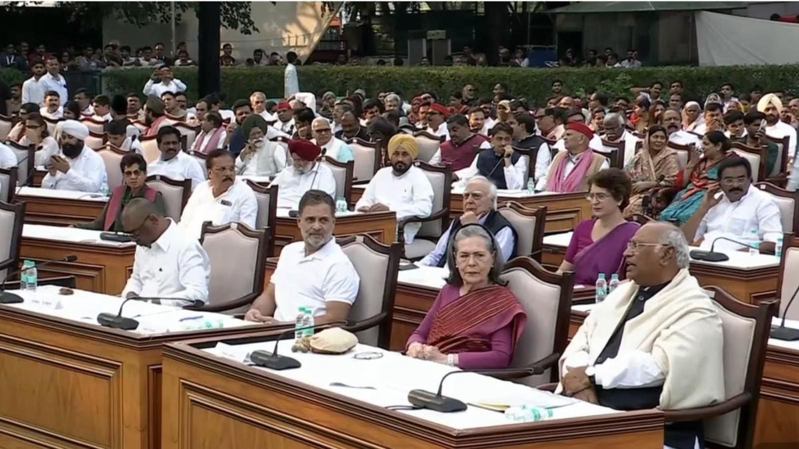 জ্ঞানেশ কুমাৰৰ বিৰুদ্ধে INDIA মিত্ৰজোঁটৰ ‘জনতাৰ মহাভিযোগ’ , খাৰ্গেৰ বাসগৃহত প্ৰতীকী সংসদ