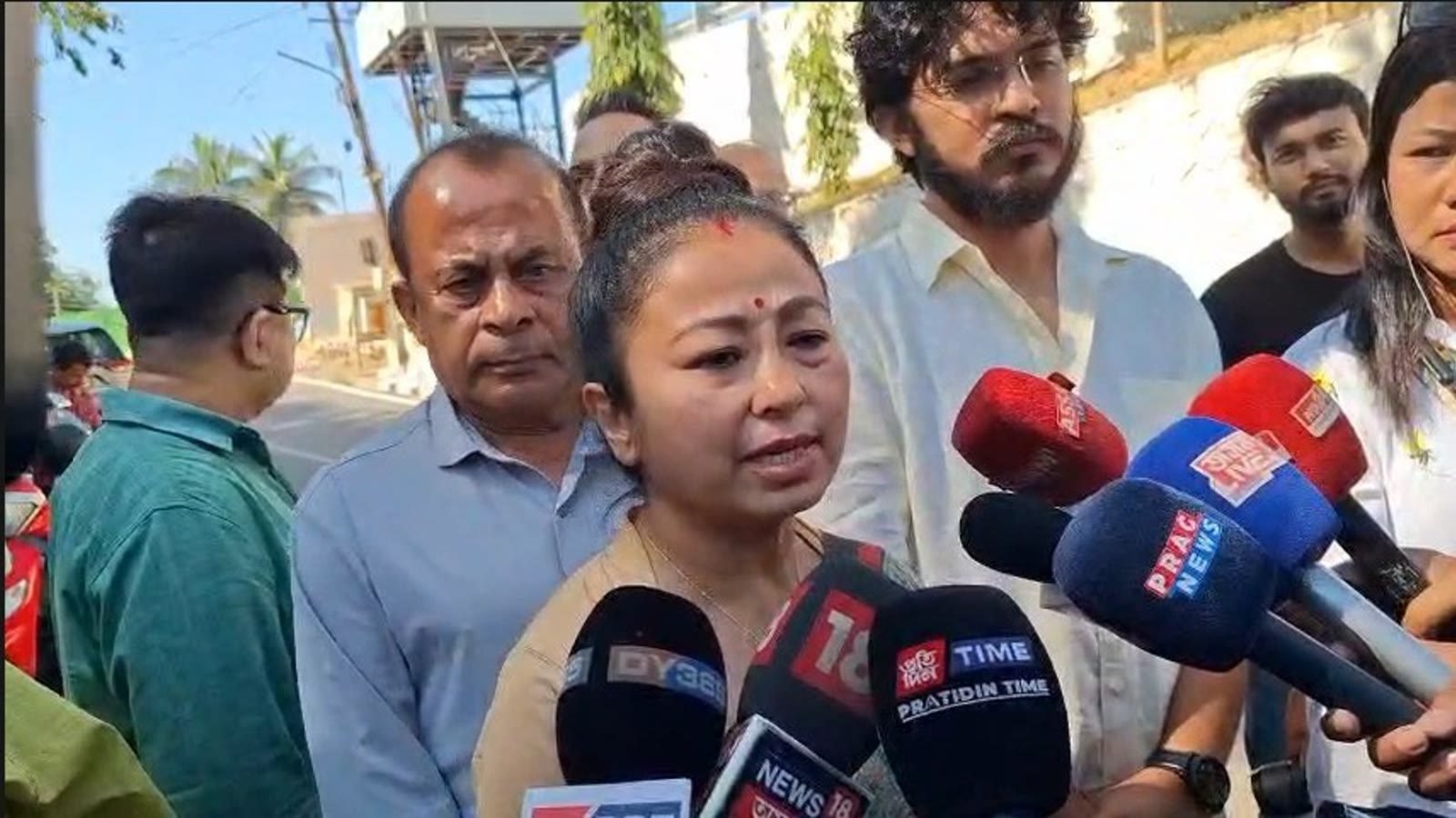 জুবিন গাৰ্গৰ ন্যায়ৰ দাবীত ৰাজ্যপালক সাক্ষাৎ গৰিমা শইকীয়া গাৰ্গসহ শিল্পী-অভিনেতাৰ দলৰ, উত্থাপন কৰিলে ৭টা দাবী