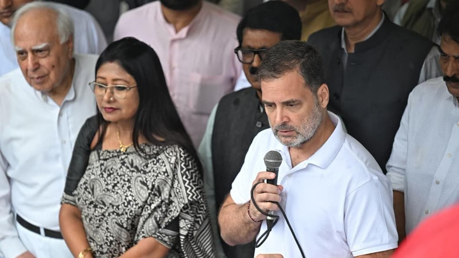 বৰষুণৰ বাবে পিছুৱালে জ্ঞানেশ কুমাৰৰ বিৰুদ্ধে INDIA মিত্ৰজোঁটৰ ‘জনতাৰ মহাভিযোগ’ কাৰ্যসূচী